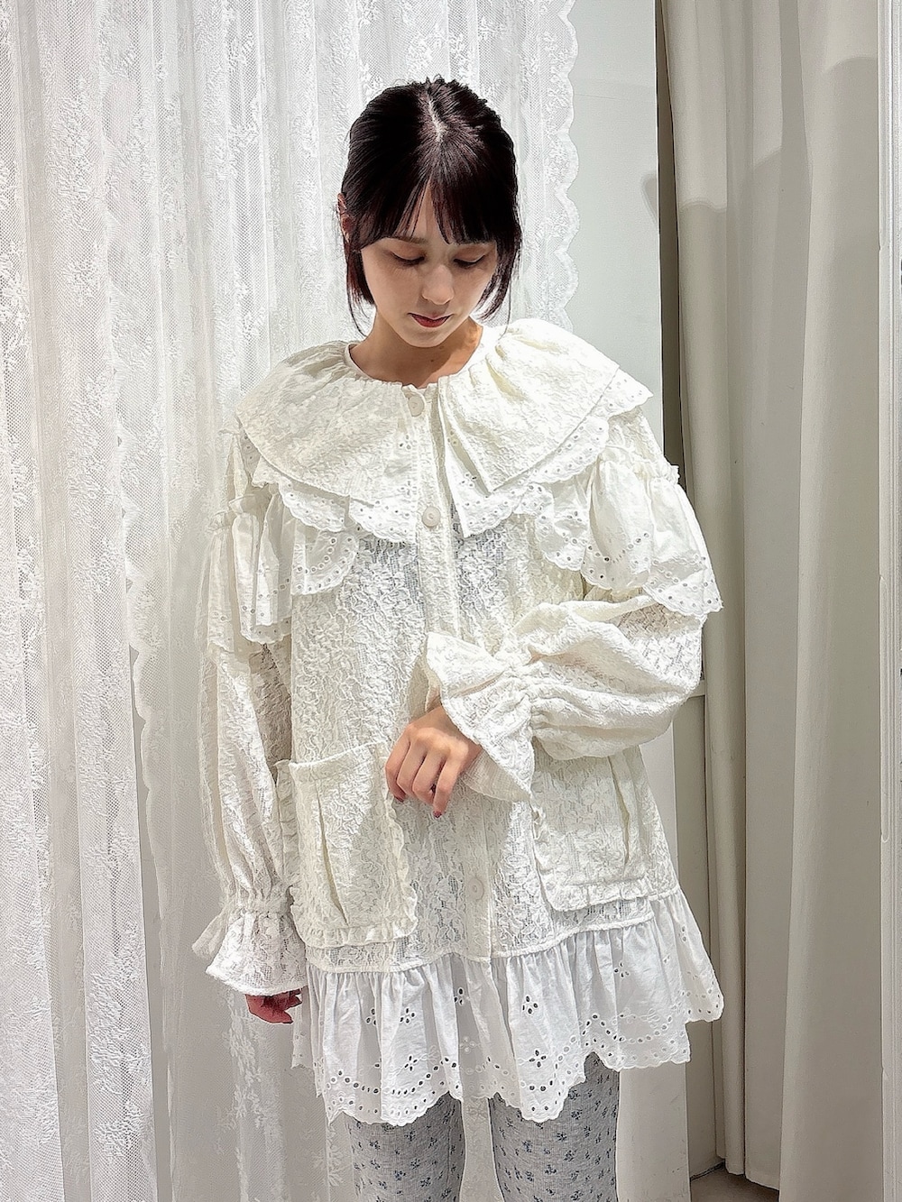 ホワイト系のテーラードジャケット、グレー系のスウェットパンツ、ベージュ系のローファーを着用したレディースの夏コーディネートの3枚目の写真