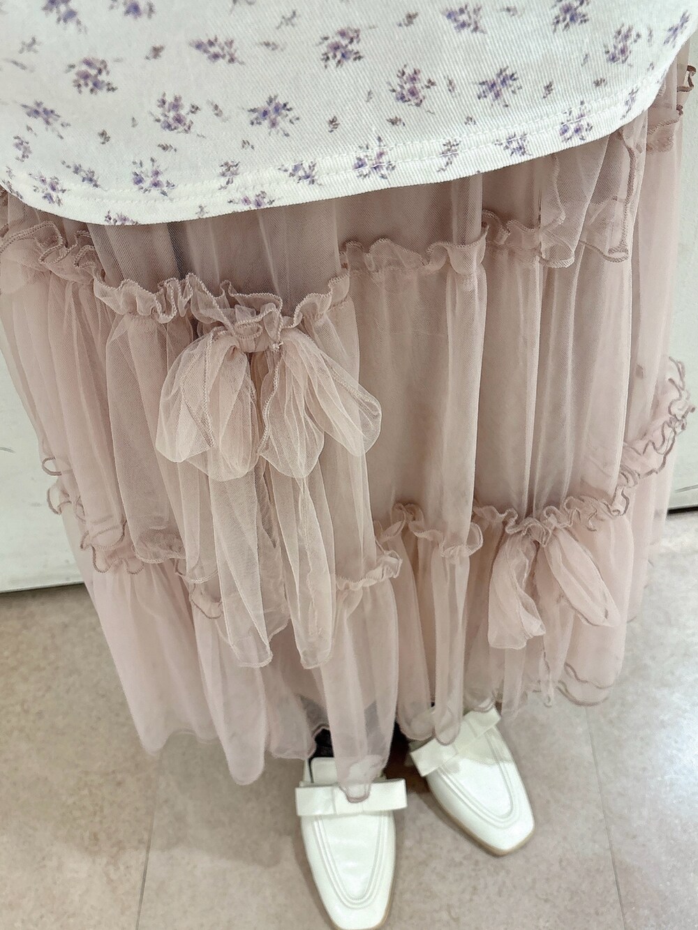 ホワイト系のデニムジャケット、ピンク系のスカート、ホワイト系のローファーを着用したレディースの秋コーディネートの6枚目の写真