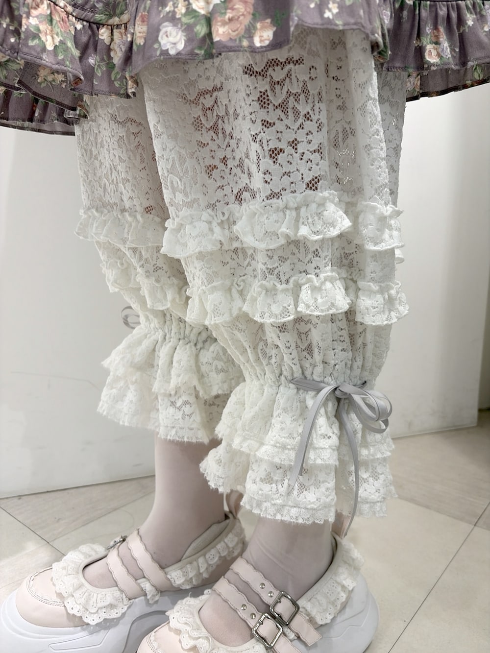 パープル系のワンピース、ホワイト系のその他パンツ、ピンク系のスニーカーを着用したレディースの夏コーディネートの7枚目の写真