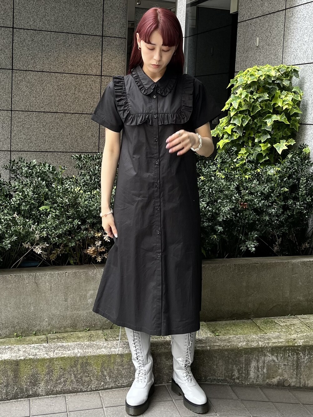 ブラック系のワンピース、ブラック系のシャツ/ブラウス、ブルー系のドレスシューズを着用したレディースの春コーディネートの3枚目の写真