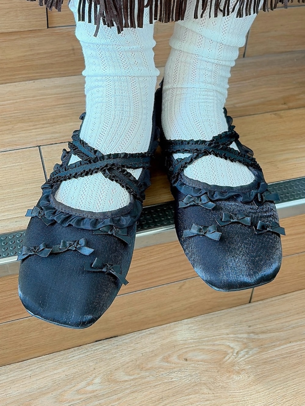 ブラック系のシャツ/ブラウス、ブラック系のキャミソール、ブラウン系のスカートを着用したレディースの春コーディネートの7枚目の写真