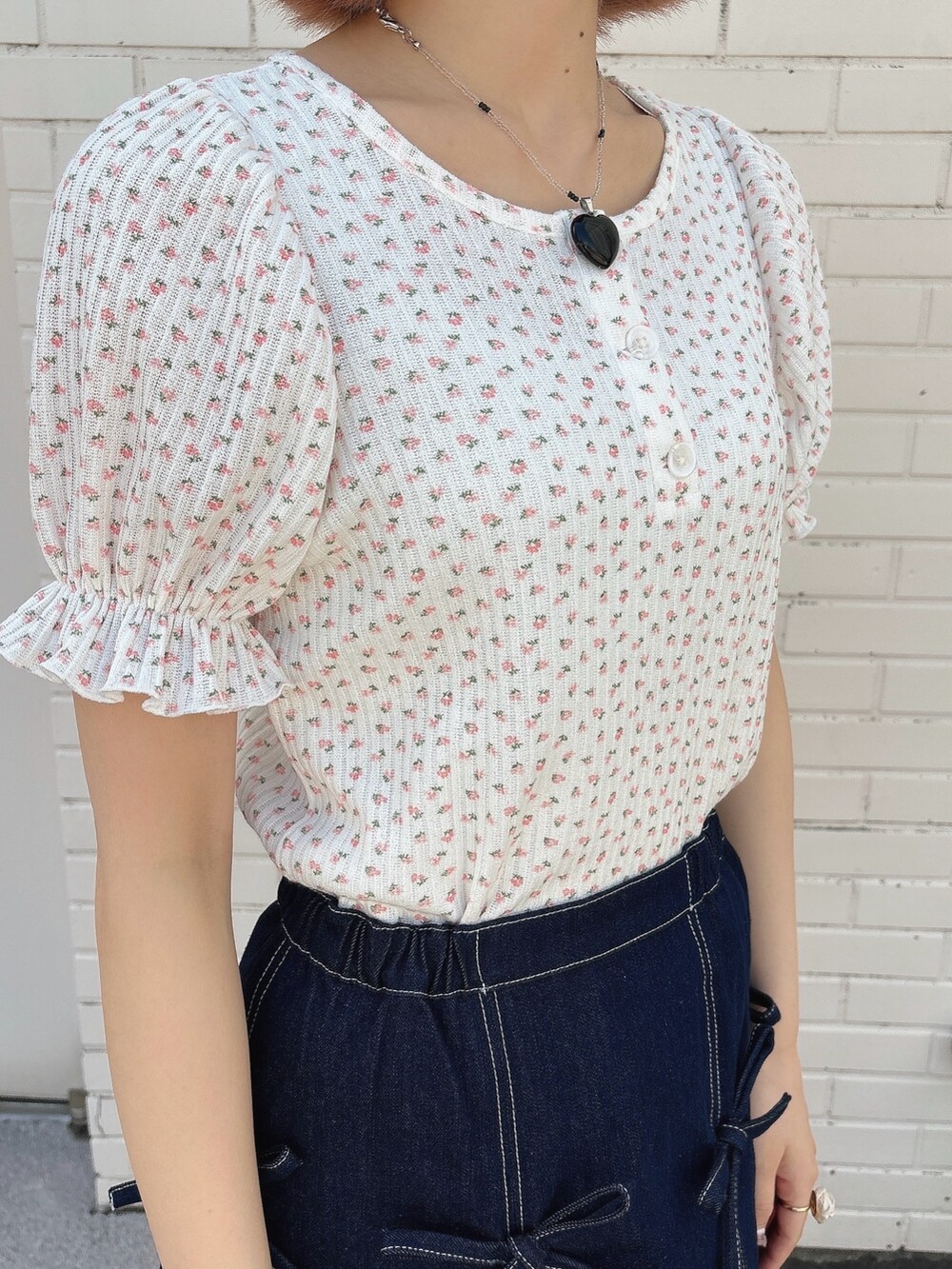 ブルー系のスカート、ブラック系のサンダル、ピンク系のTシャツ/カットソーを着用したレディースの春コーディネートの5枚目の写真