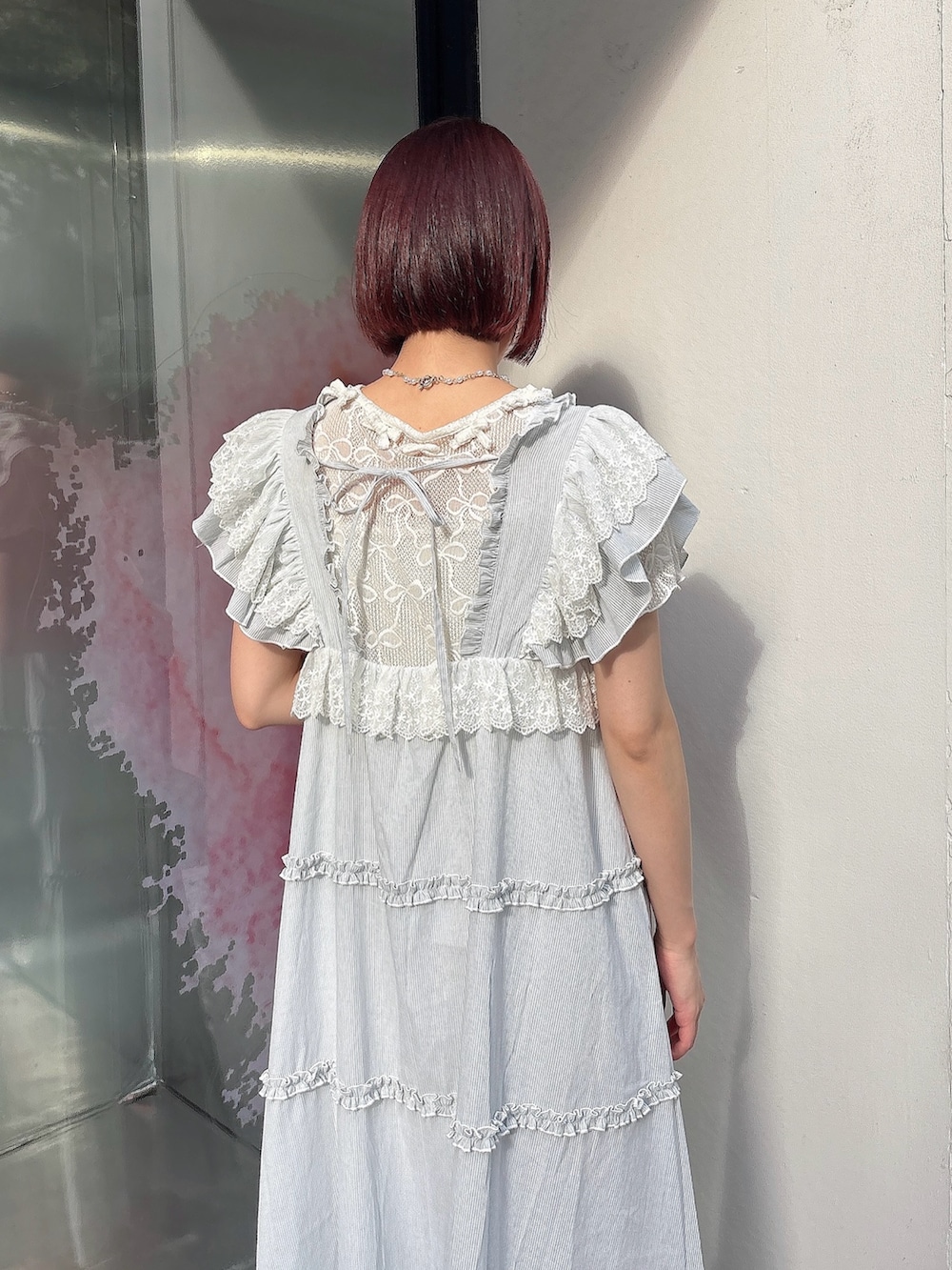 グリーン系のワンピース、ピンク系のサンダル、ホワイト系のTシャツ/カットソーを着用したレディースの夏コーディネートの4枚目の写真