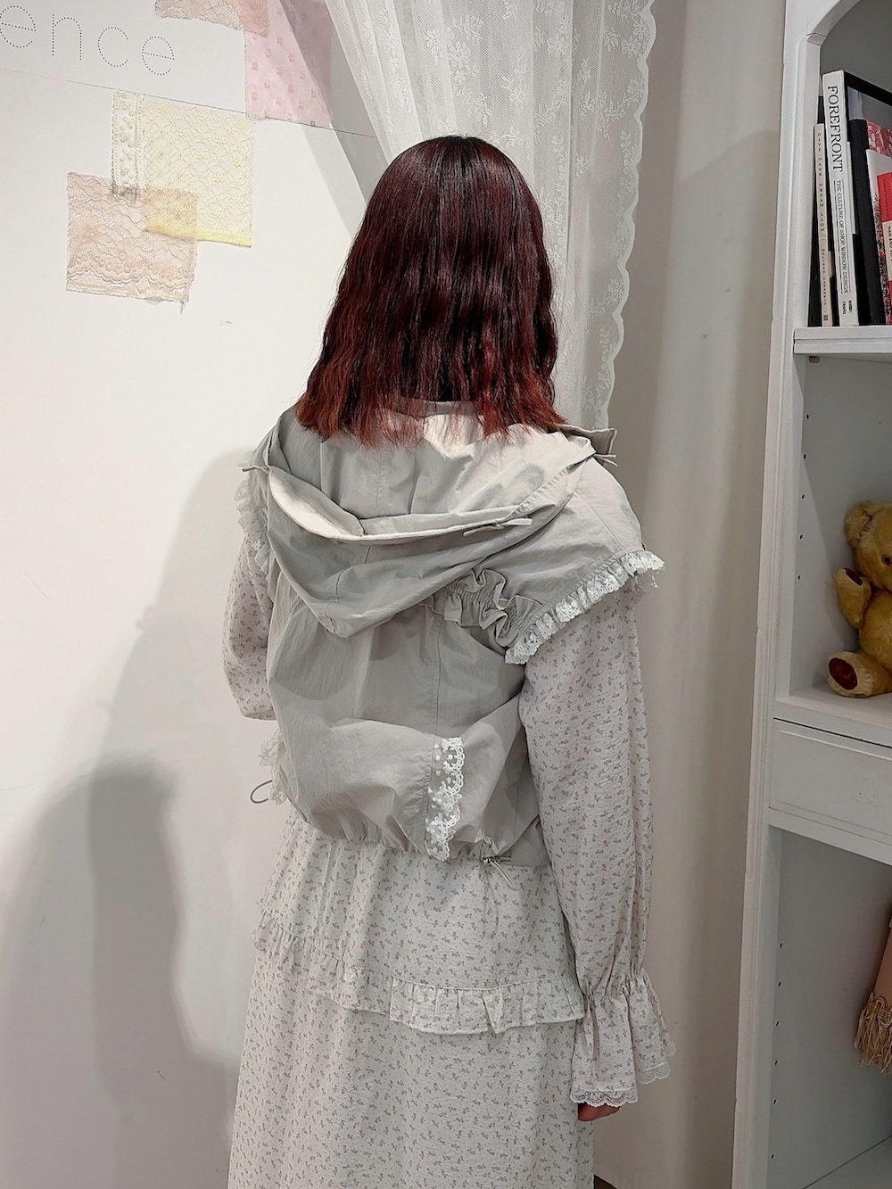 ホワイト系のベスト、ホワイト系のワンピース、ホワイト系のその他パンツを着用したレディースの冬コーディネートの4枚目の写真