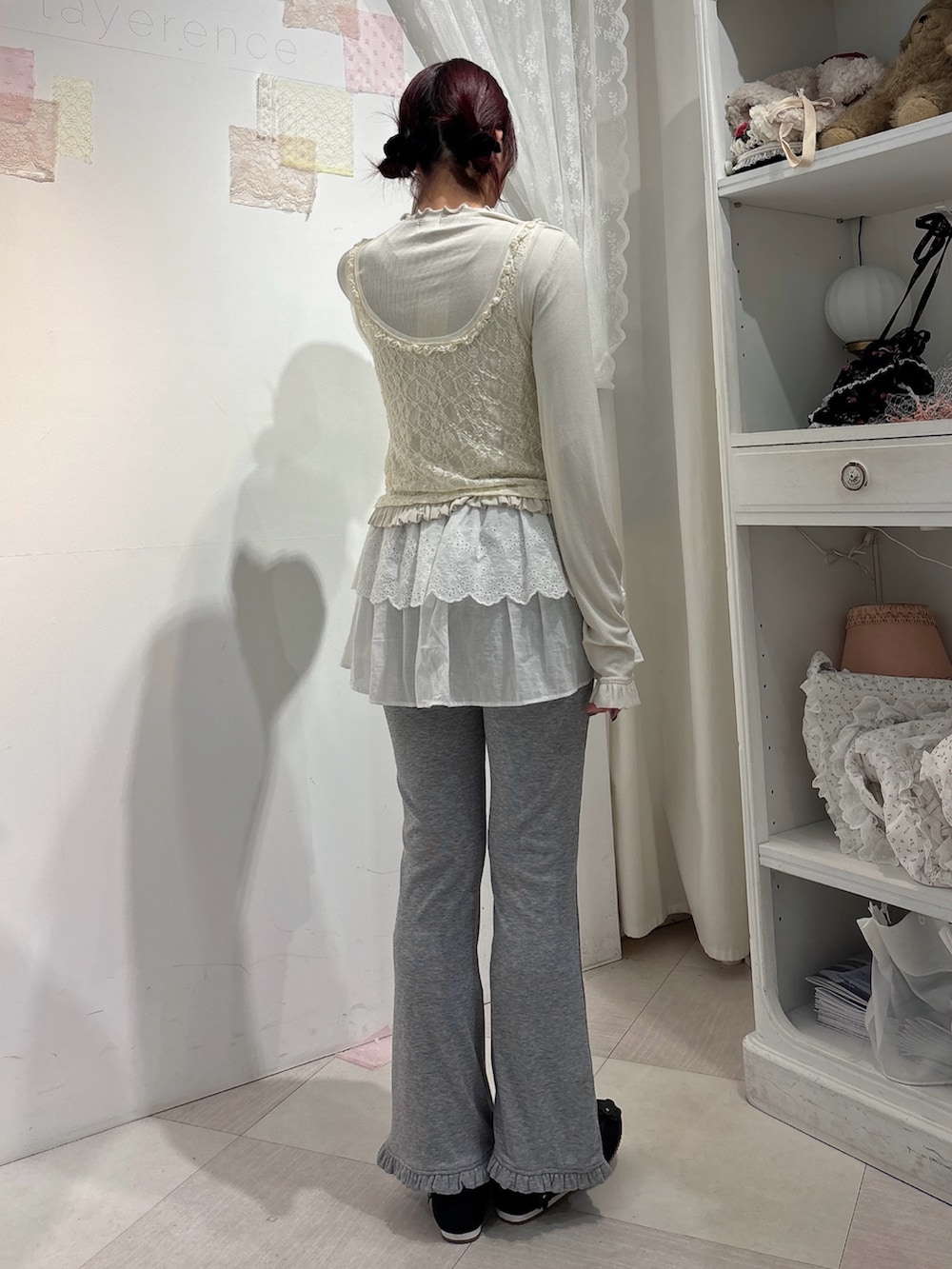 ベージュ系のTシャツ/カットソー、グレー系のスウェットパンツ、ブラック系のスニーカーを着用したレディースの秋コーディネートの2枚目の写真