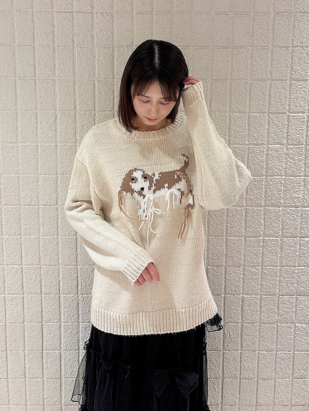 ピンク系のブルゾン、ホワイト系のニット/セーター、ブラック系のスカートを着用したレディースの冬コーディネートの6枚目の写真