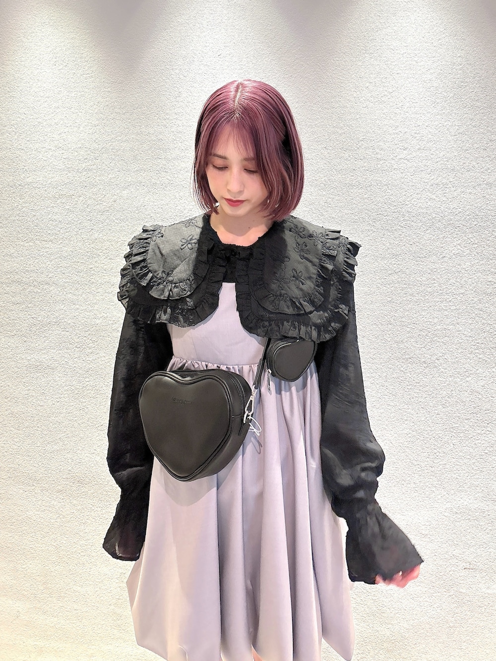 グレー系のワンピース、ブラック系のショルダーバッグ、ブラック系のシャツ/ブラウスを着用したレディースの春コーディネートの3枚目の写真