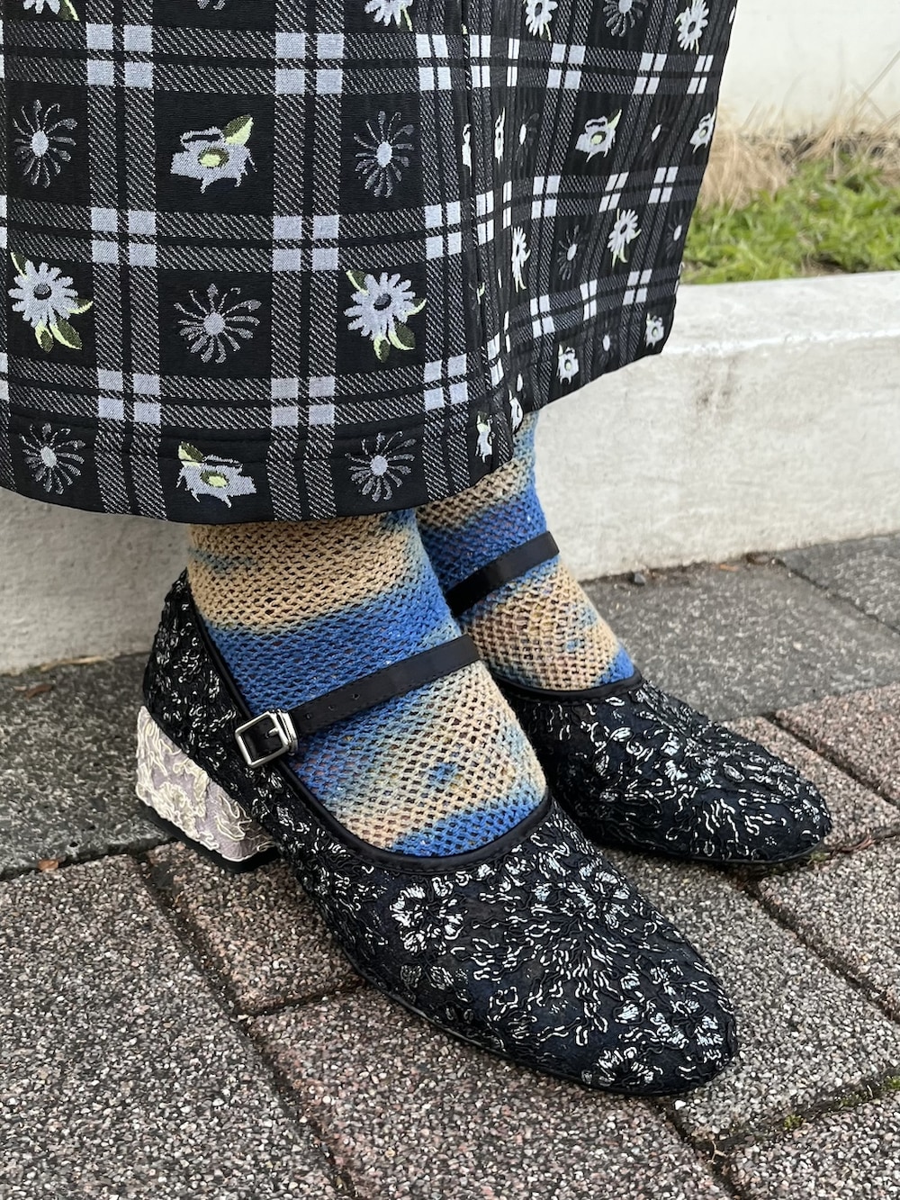 ブラック系のシャツ/ブラウス、ブルー系のスカート、ブラック系のパンプスを着用したレディースの冬コーディネートの3枚目の写真