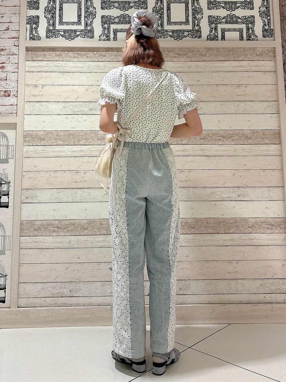ブルー系のTシャツ/カットソー、ホワイト系のショルダーバッグ、ブルー系のデニムパンツを着用したレディースの夏コーディネートの2枚目の写真
