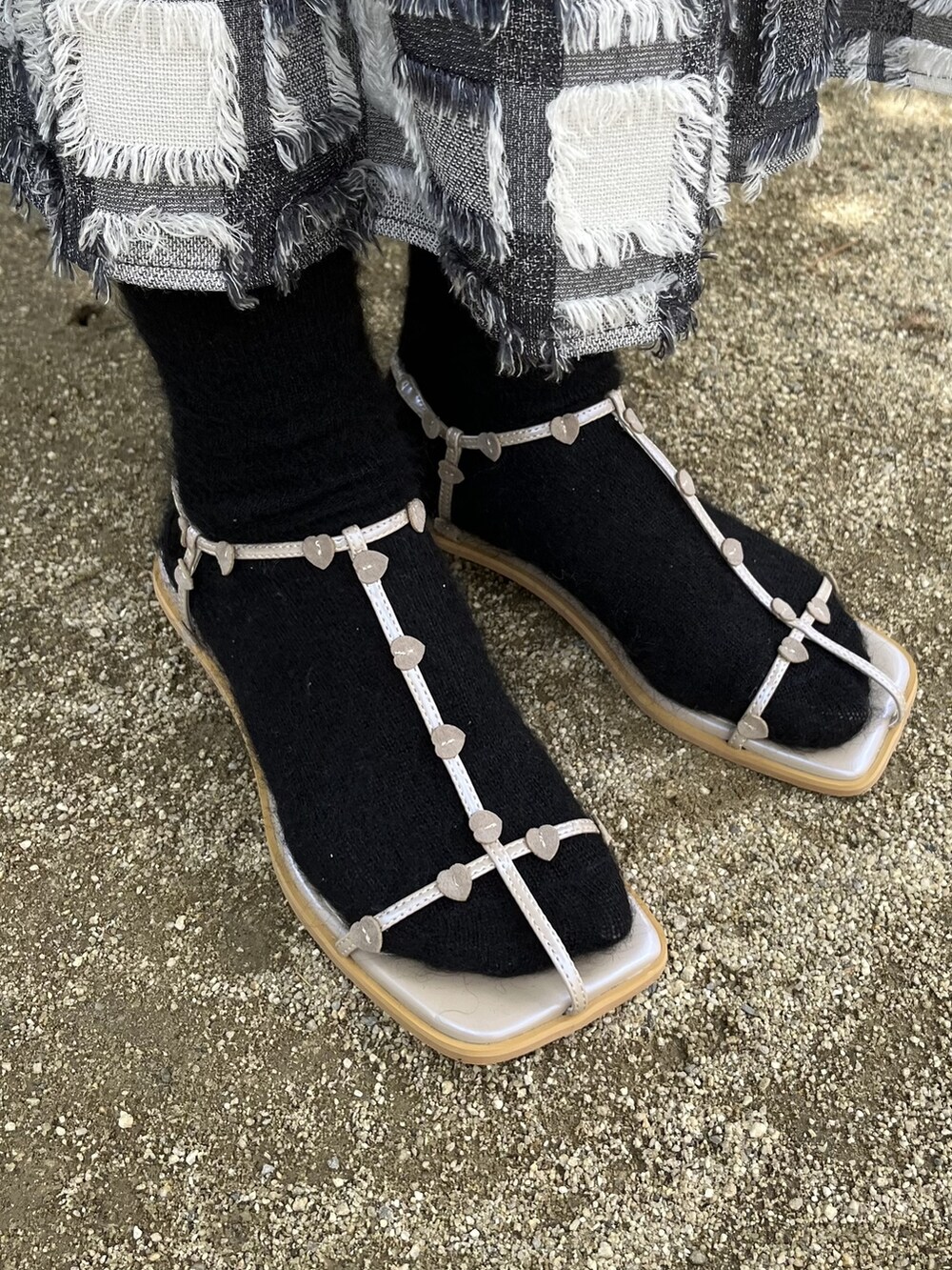 ホワイト系のサンダル、ホワイト系のニット/セーター、その他のワンピースを着用したレディースの夏コーディネートの5枚目の写真