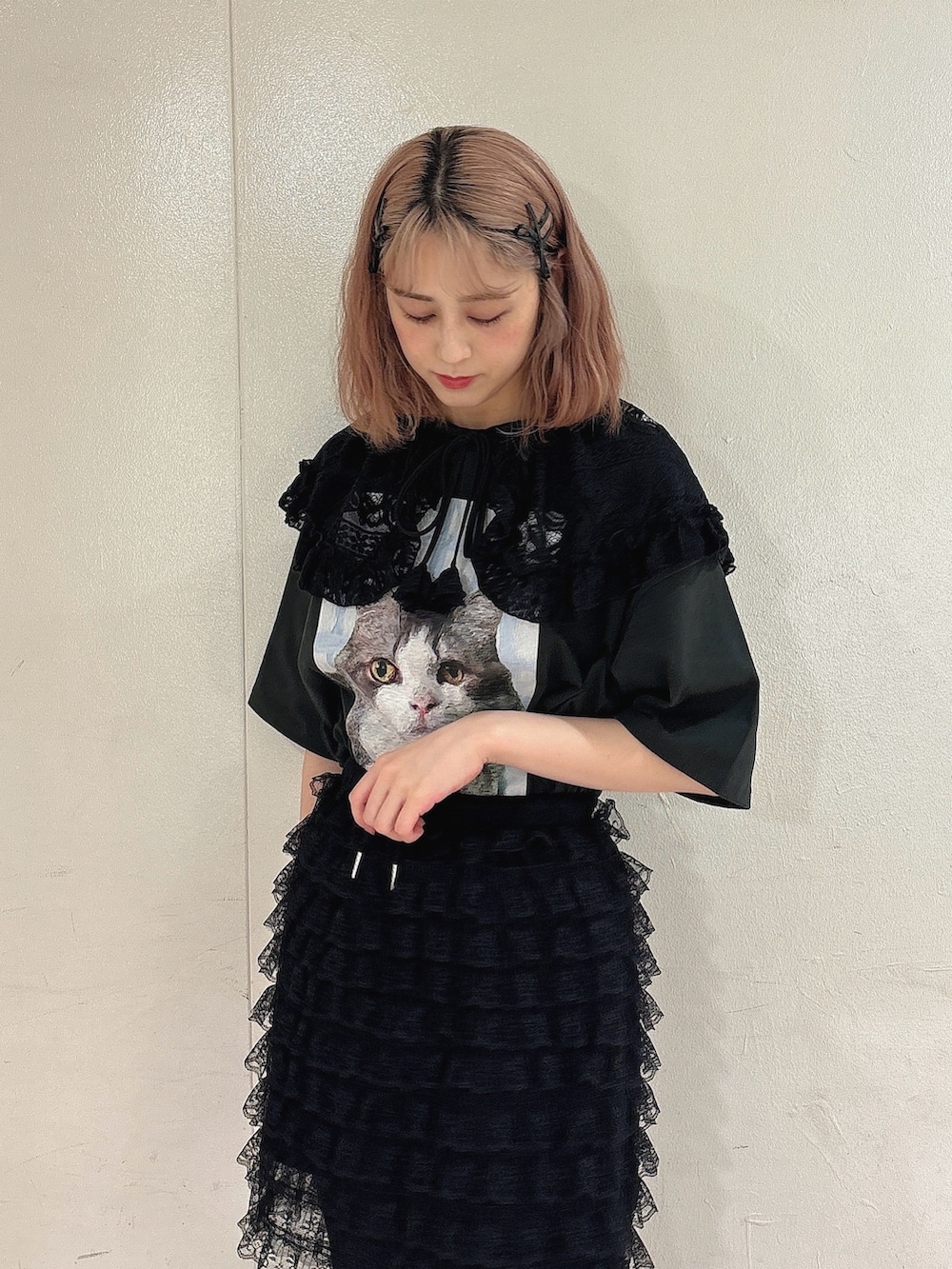 ブラック系のスカート、ブラック系のスウェットパンツ、ブラック系のサンダルを着用したレディースの夏コーディネートの2枚目の写真