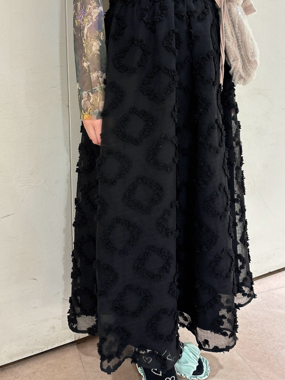 ブラック系のジャンパースカート、グリーン系のサンダル、ピンク系のショルダーバッグを着用したレディースの夏コーディネートの7枚目の写真