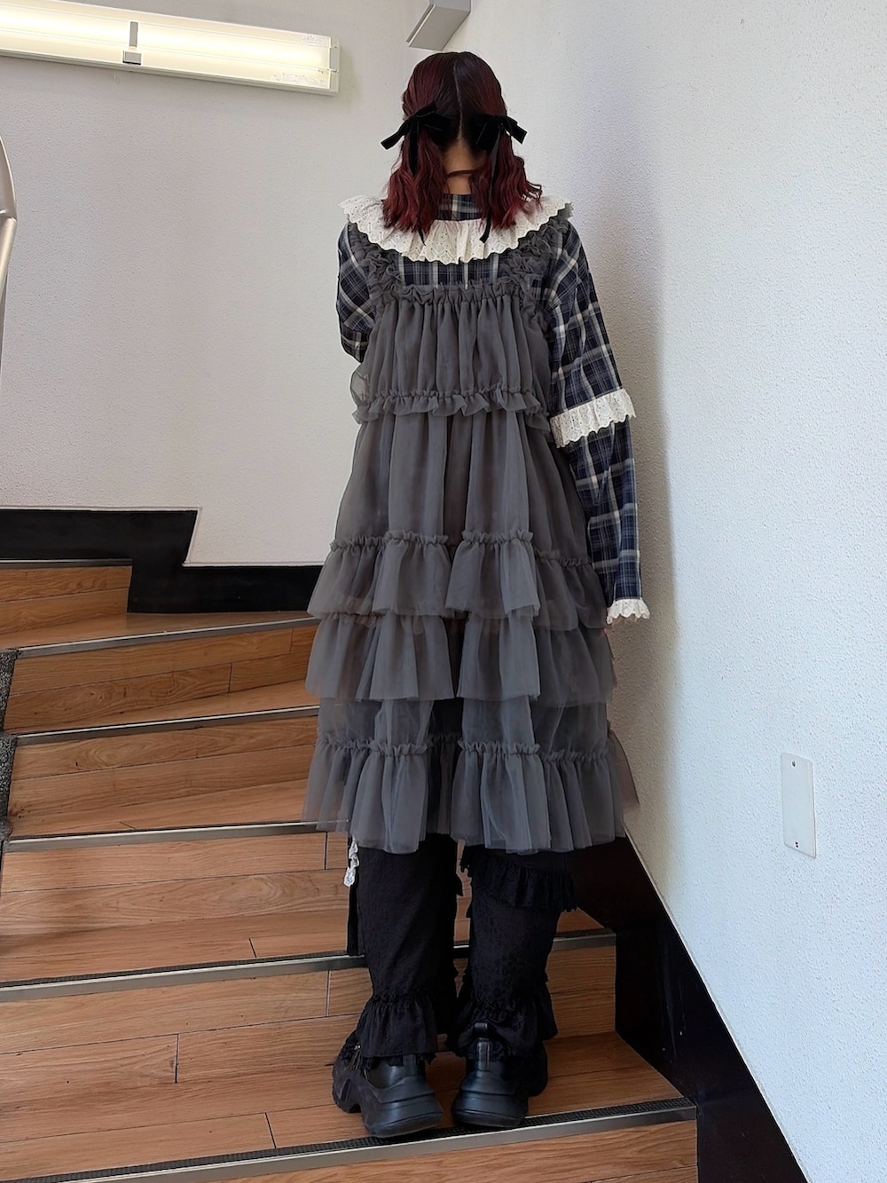 ブルー系のシャツ/ブラウス、グレー系のワンピース、ブラック系のカーゴパンツを着用したレディースの春コーディネートの2枚目の写真