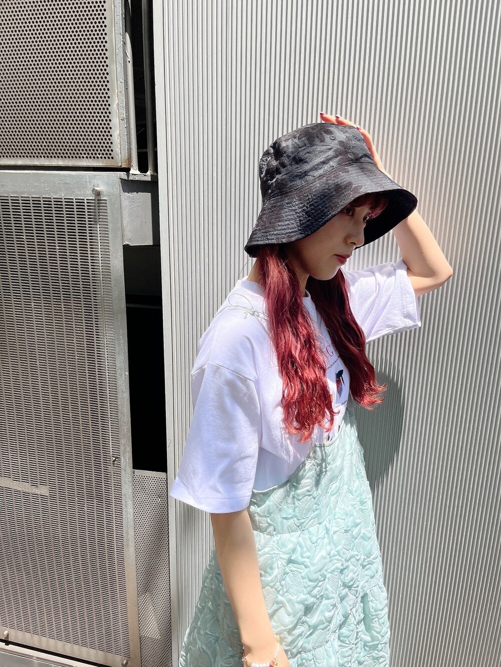 ベージュ系のサンダル、ブルー系のワンピース、ホワイト系のTシャツ/カットソーを着用したレディースの夏コーディネートの4枚目の写真