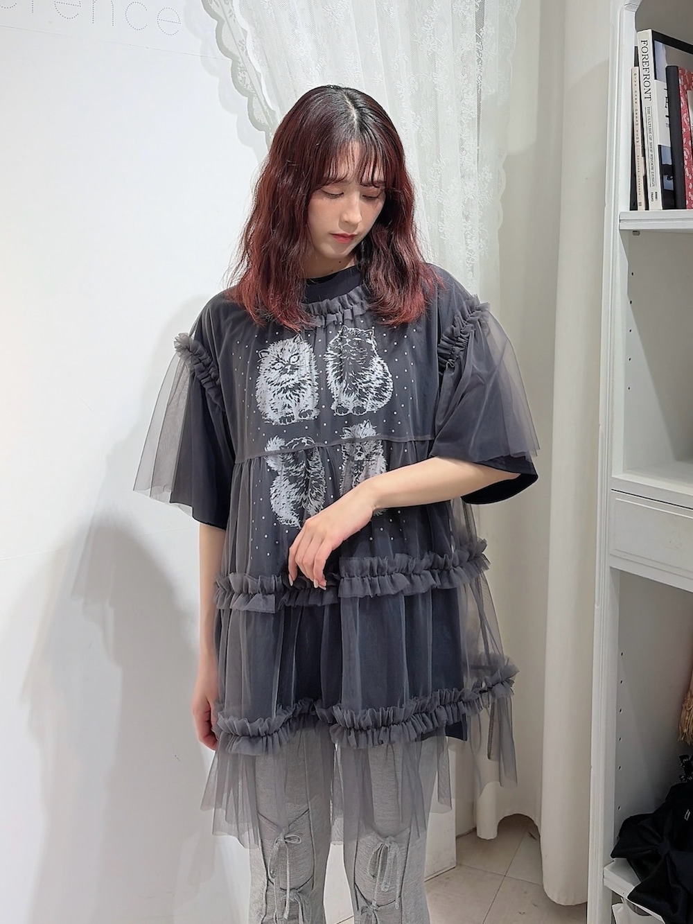 ブラック系のTシャツ/カットソー、グレー系のチュニック、グレー系のその他パンツを着用したレディースの春コーディネートの3枚目の写真