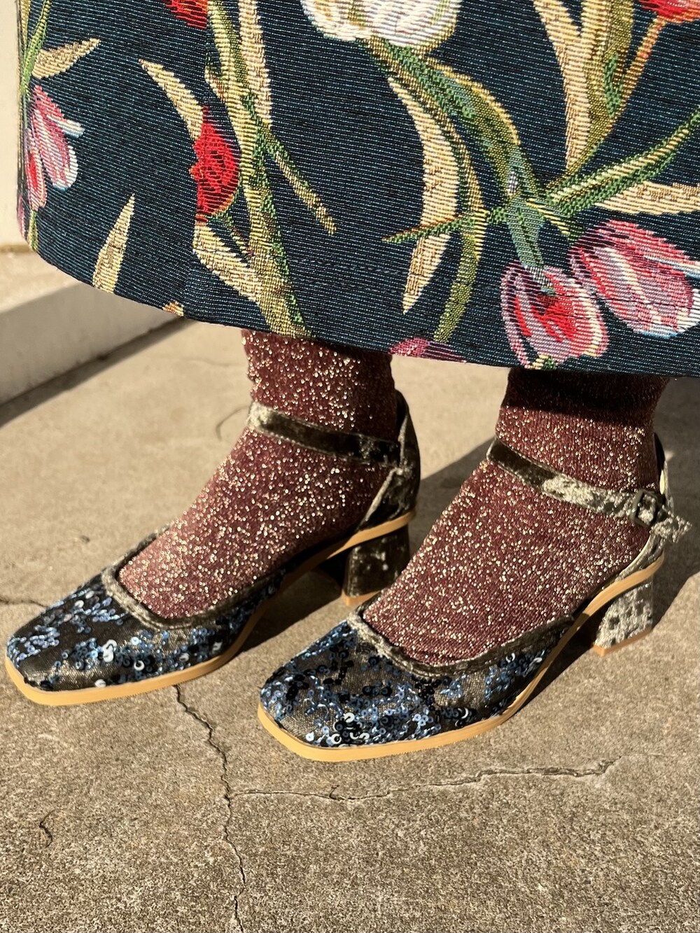 ホワイト系のシャツ/ブラウス、ブルー系のジャンパースカート、ホワイト系のハンドバッグを着用したレディースの冬コーディネートの3枚目の写真