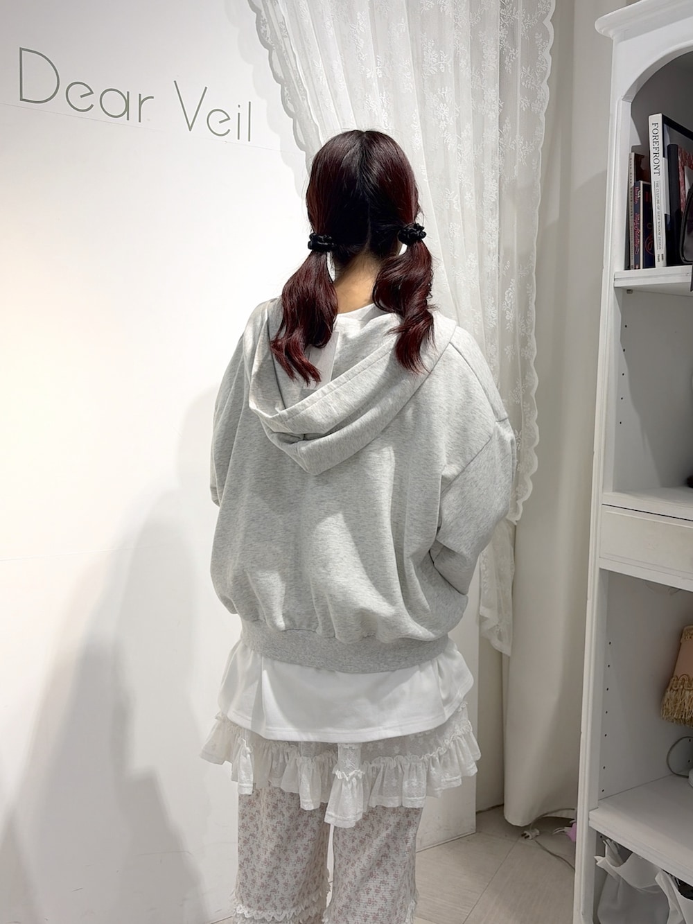 ホワイト系のスカート、ピンク系のカーゴパンツ、ホワイト系のTシャツ/カットソーを着用したレディースの夏コーディネートの4枚目の写真