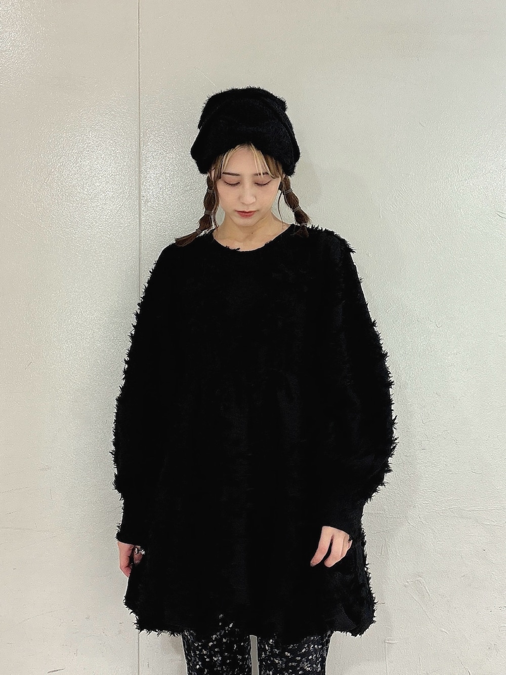 ブラック系のワンピース、ブラック系のスラックス、ブラック系のローファーを着用したレディースの秋コーディネートの3枚目の写真