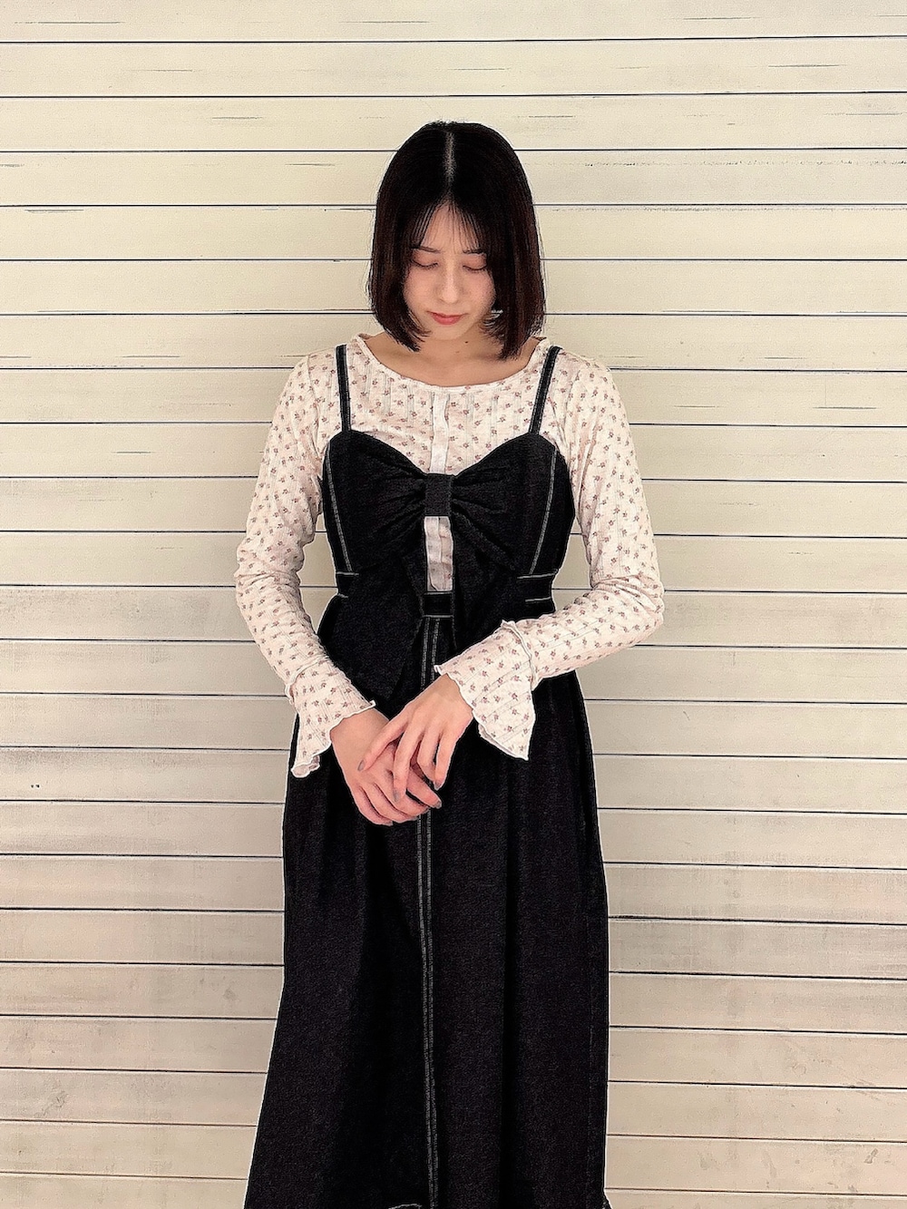 「高身長コーデ、リボン、デニム、大人ガーリー、カジュアルガーリー、デニムワンピース、キャミワンピ、リボンワンピース、花柄トップス、メロートップス、厚底シューズ、厚底スニーカー」｜「merry jennyのBIGリボンデニムキャミワンピース（ワンピース、ブラック系）」を使った、nanakaさん（骨格ウェーブ・レディース・163cm）の冬コーディネートの3枚目の写真