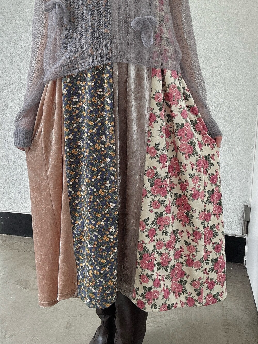 グレー系のニット/セーター、ピンク系のワンピース、ブラウン系のブーツを着用したレディースの夏コーディネートの5枚目の写真