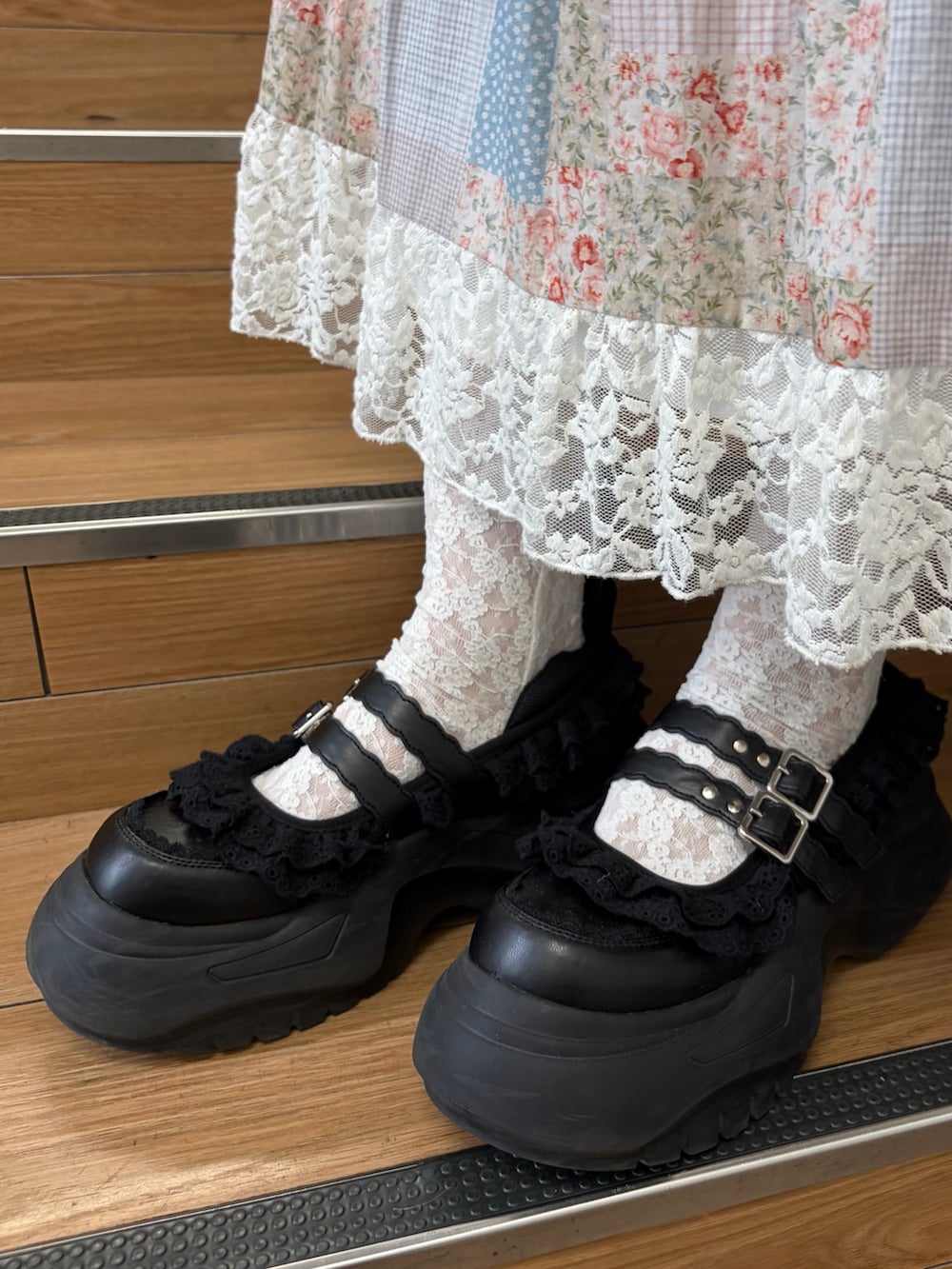 ピンク系のスカート、ブラック系のスニーカー、ブラック系のショルダーバッグを着用したレディースの夏コーディネートの8枚目の写真