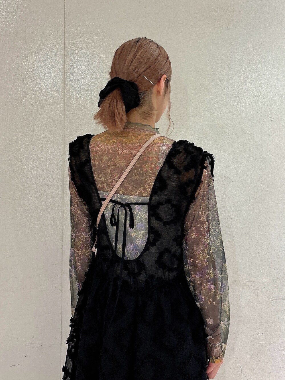 ブラック系のジャンパースカート、グリーン系のサンダル、ピンク系のショルダーバッグを着用したレディースの夏コーディネートの4枚目の写真