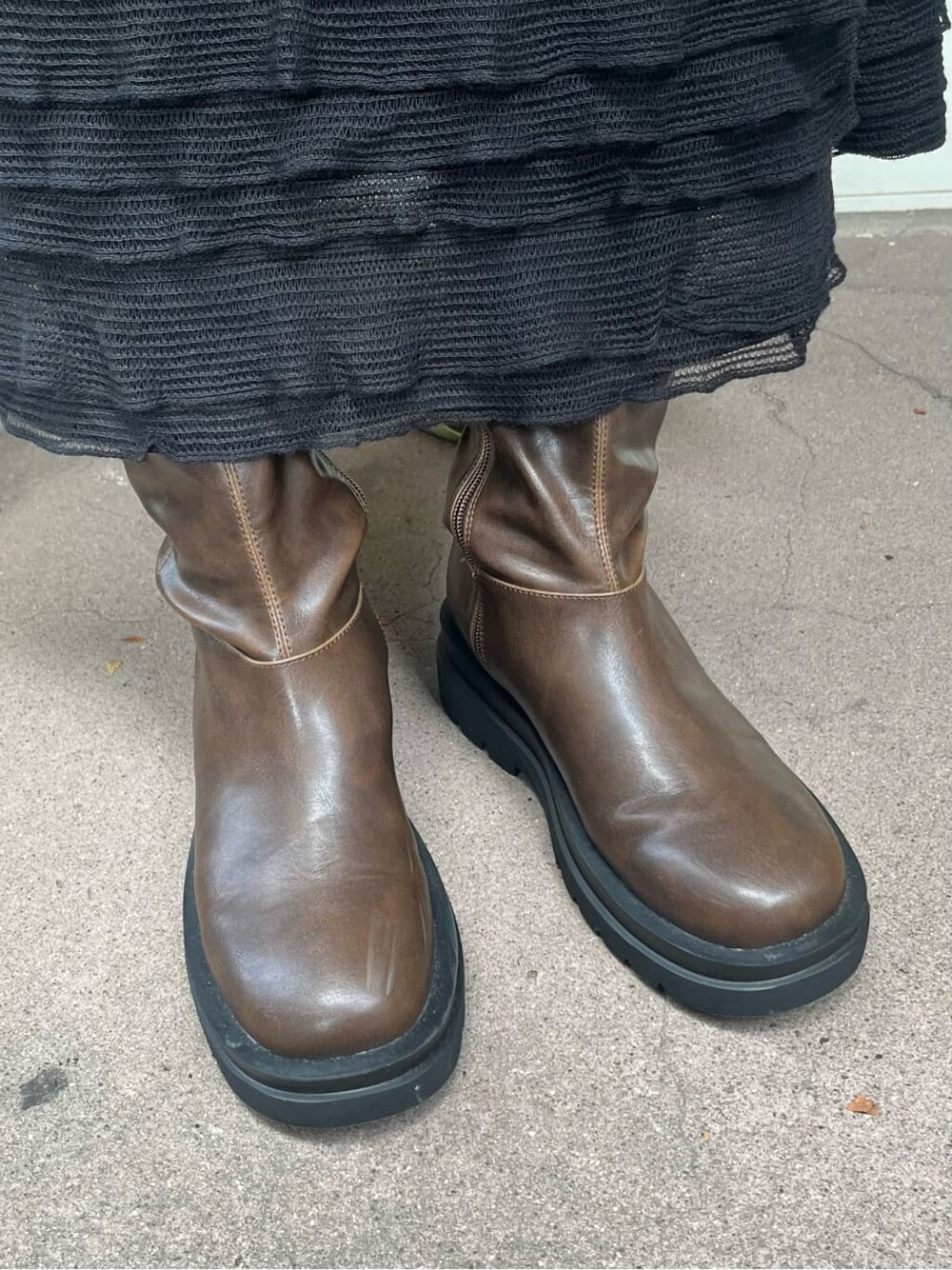 グレー系のTシャツ/カットソー、ブラウン系のブーツ、ブラック系のワンピースを着用したレディースの夏コーディネートの4枚目の写真