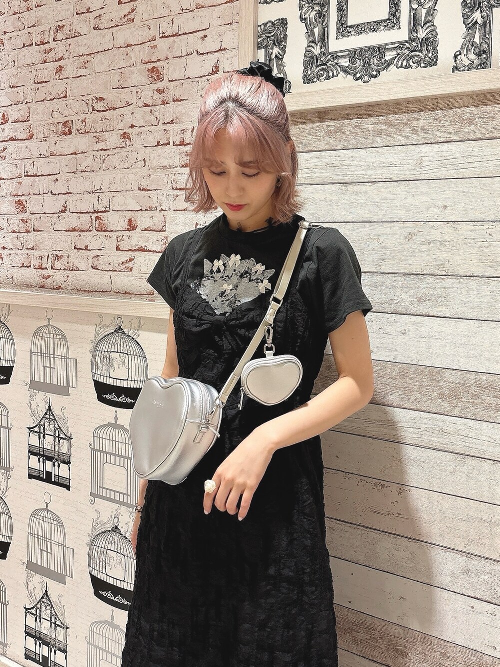 ブラック系のワンピース、シルバー系のショルダーバッグ、グレー系のTシャツ/カットソーを着用したレディースの春コーディネートの2枚目の写真