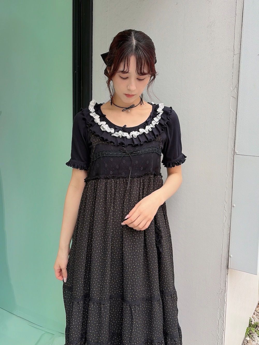 ブルー系のTシャツ/カットソー、ブラック系のワンピース、ブラック系のその他パンツを着用したレディースの春コーディネートの3枚目の写真