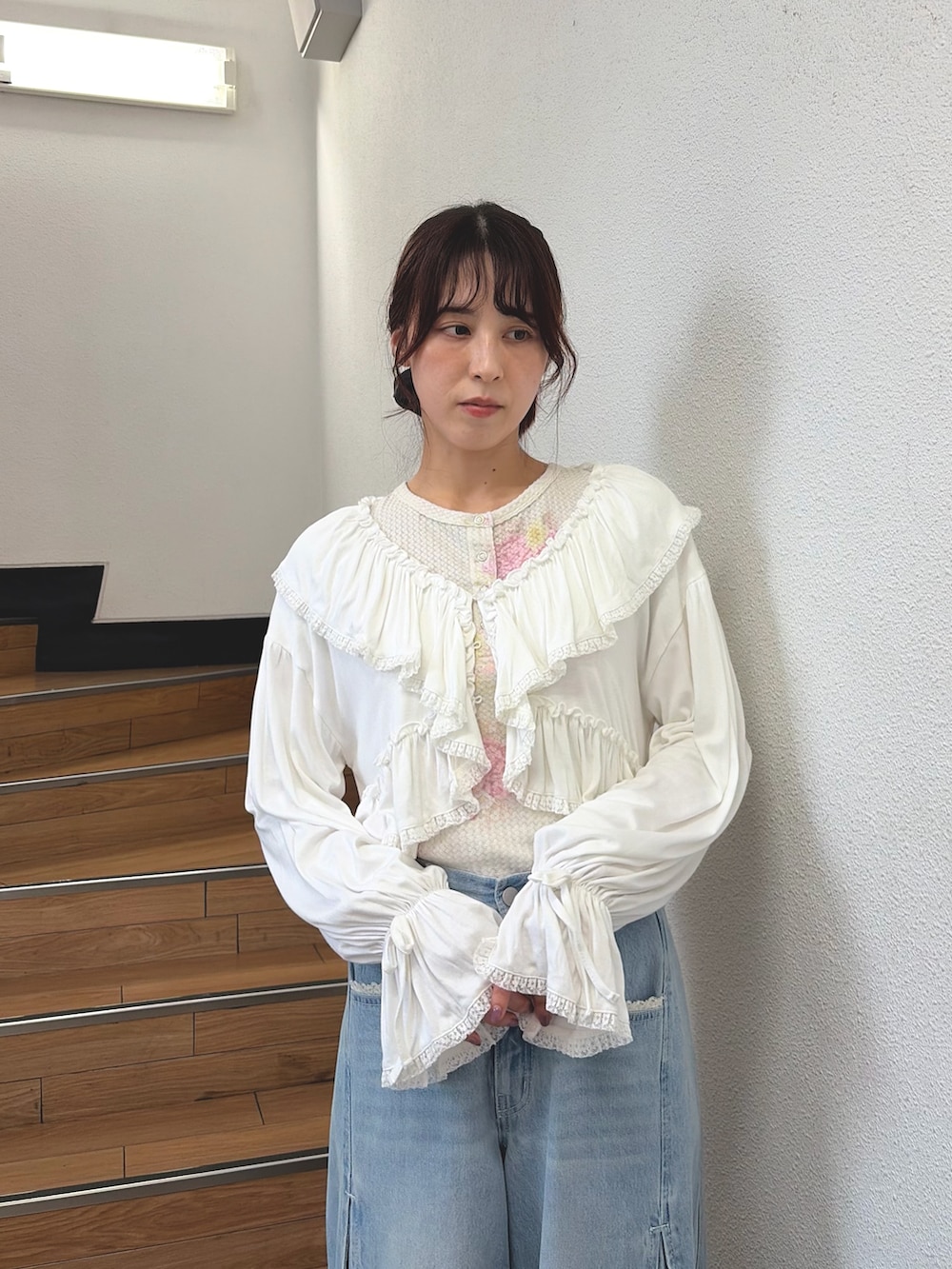 ブルー系のデニムパンツ、ピンク系のスニーカー、ピンク系のTシャツ/カットソーを着用したレディースの夏コーディネートの3枚目の写真