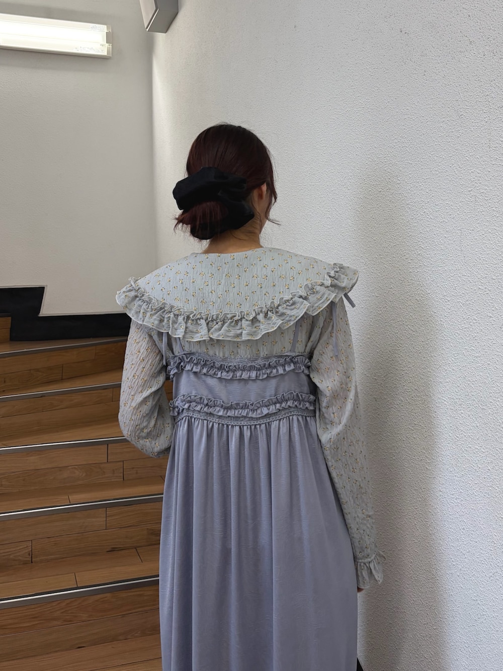 ブルー系のシャツ/ブラウス、ブルー系のワンピース、ホワイト系のハンドバッグを着用したレディースの夏コーディネートの5枚目の写真