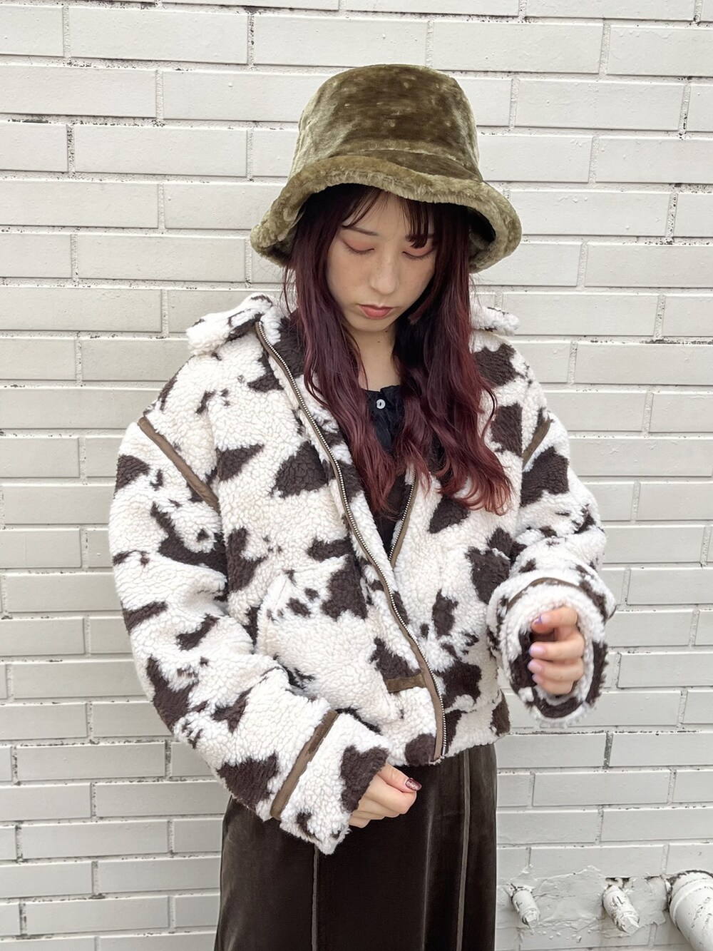 ブラック系のシャツ/ブラウス、ブラウン系のその他アウター、ブラウン系のワンピースを着用したレディースの冬コーディネートの2枚目の写真