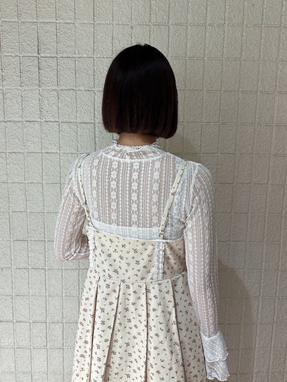 ホワイト系のワンピース、ホワイト系のスニーカー、ホワイト系のTシャツ/カットソーを着用したレディースの春コーディネートの4枚目の写真