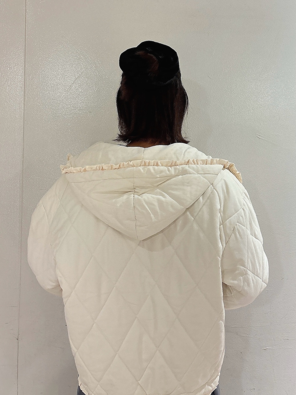 ホワイト系のダウンジャケット/コート、ホワイト系のカーディガン/ボレロ、グレー系のワンピースを着用したレディースの秋コーディネートの4枚目の写真