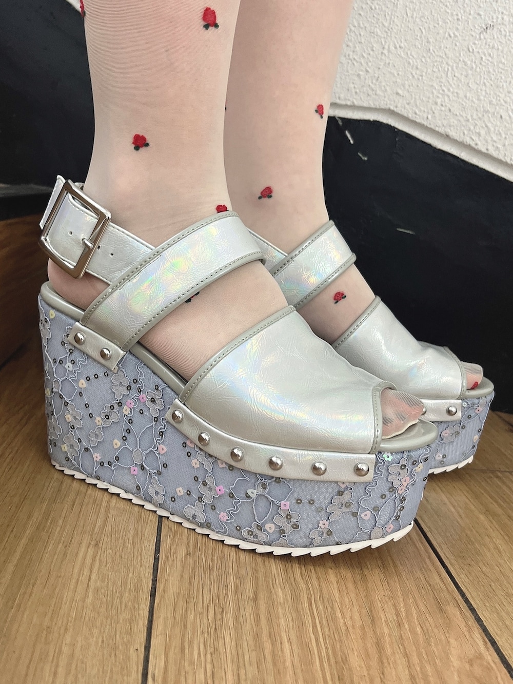 ブルー系のサンダル、ブルー系のスカート、ブラック系のシャツ/ブラウスを着用したレディースの春コーディネートの3枚目の写真