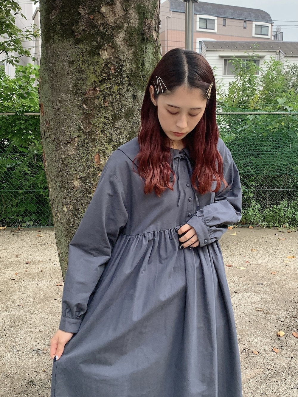 ベージュ系のワンピース、グレー系のパンプス、ブラック系のタイツ/ストッキングを着用したレディースの秋コーディネートの2枚目の写真