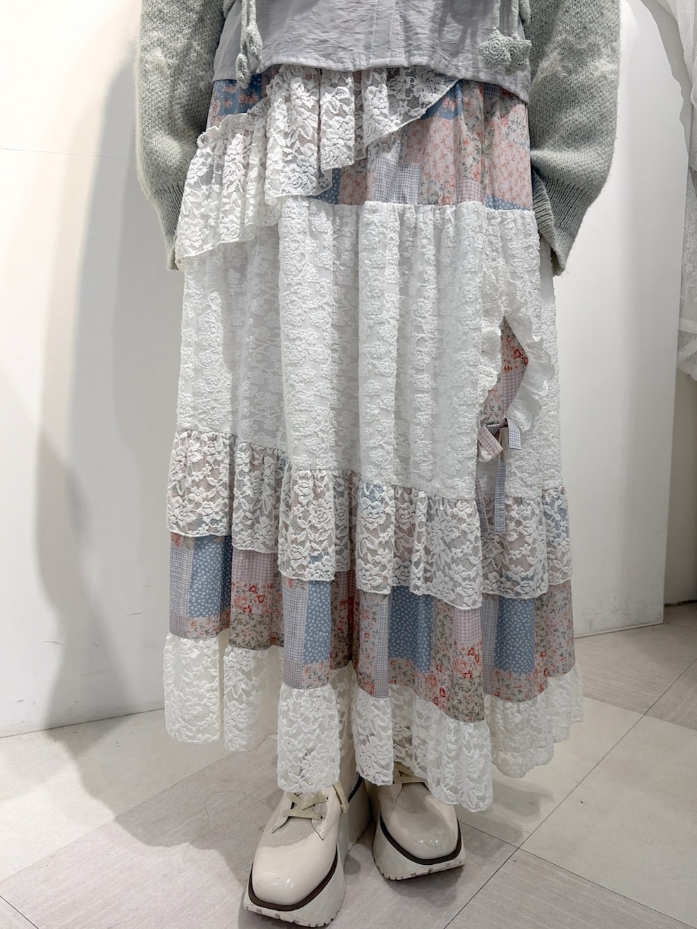 グリーン系のカーディガン/ボレロ、グレー系のシャツ/ブラウス、ピンク系のハンドバッグを着用したレディースの夏コーディネートの7枚目の写真