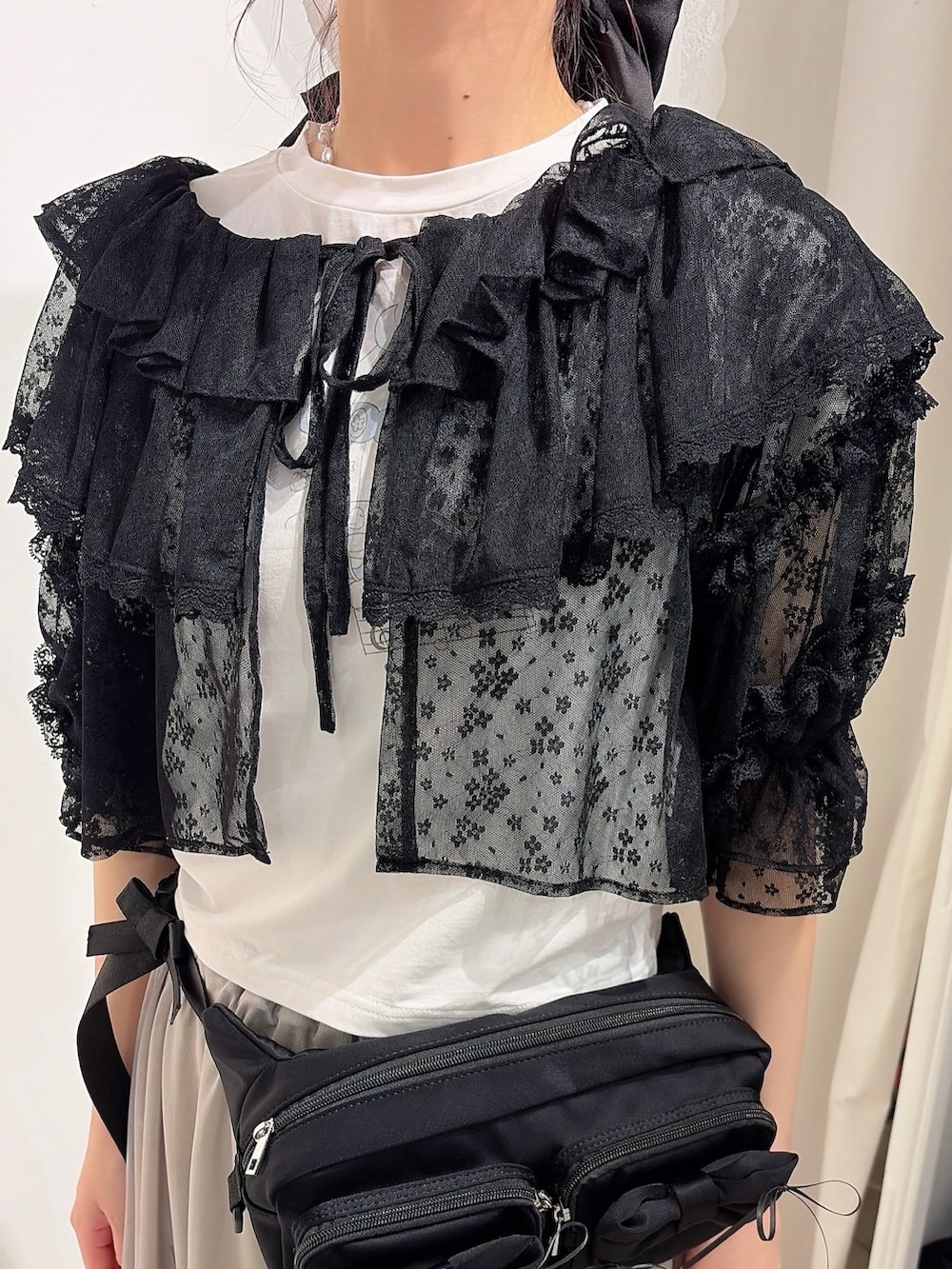 ブラック系のカーディガン/ボレロ、グレー系のスカート、ホワイト系のバレエシューズを着用したレディースの春コーディネートの6枚目の写真