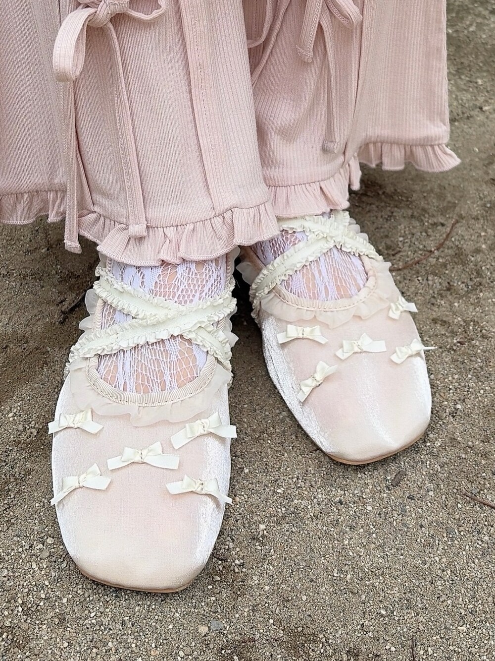 ピンク系のスカート、ピンク系のその他パンツ、ホワイト系のバレエシューズを着用したレディースの春コーディネートの6枚目の写真