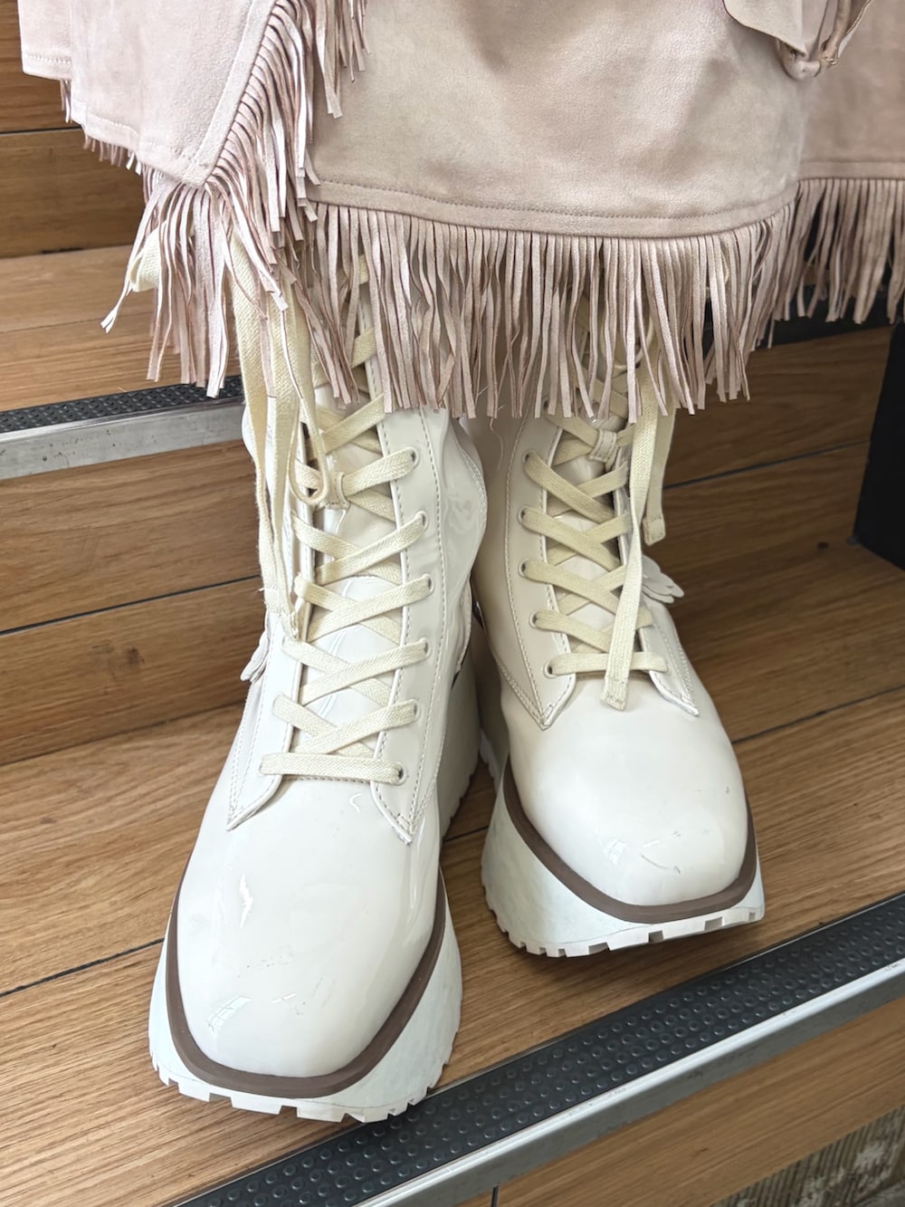 レッド系のスウェット、ホワイト系のシャツ/ブラウス、ピンク系のスカートを着用したレディースの夏コーディネートの7枚目の写真