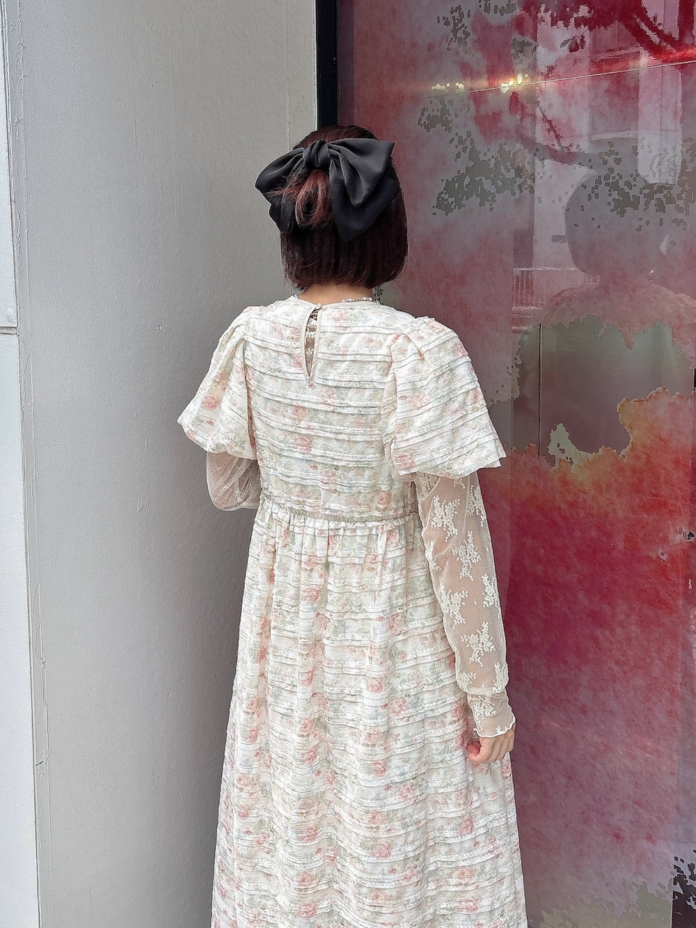 ピンク系のワンピース、ホワイト系のスカート、ホワイト系のスニーカーを着用したレディースの夏コーディネートの4枚目の写真