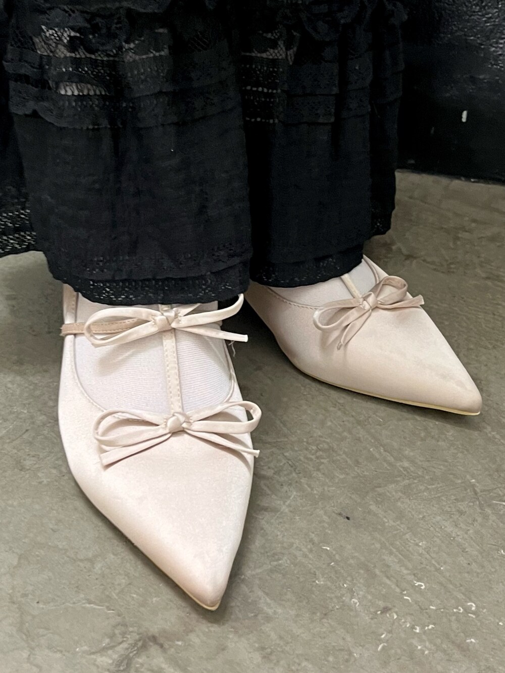 ブラック系のニット/セーター、ブラック系のスラックス、その他のパンプスを着用したレディースの秋コーディネートの3枚目の写真