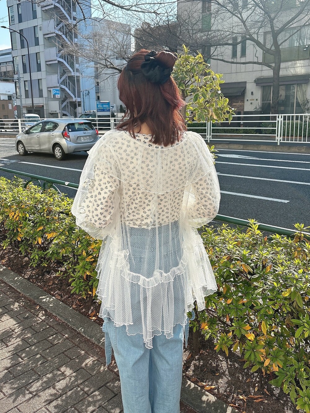 ブルー系のTシャツ/カットソー、ホワイト系のシャツ/ブラウス、ブルー系のデニムパンツを着用したレディースの冬コーディネートの4枚目の写真