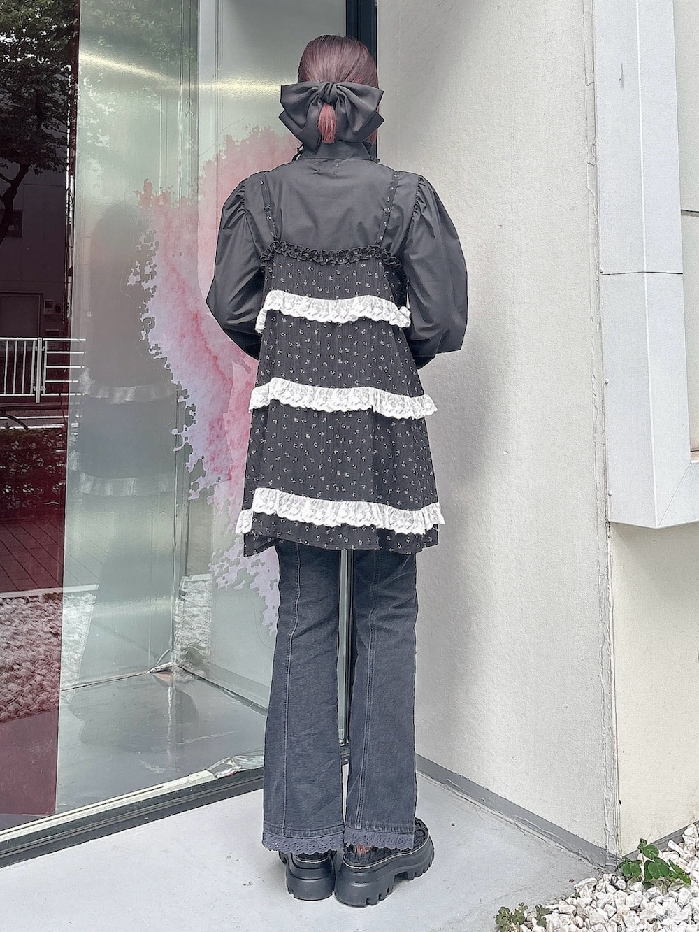 ブラック系のチュニック、ブラック系のシャツ/ブラウス、ブラック系のデニムパンツを着用したレディースの夏コーディネートの2枚目の写真