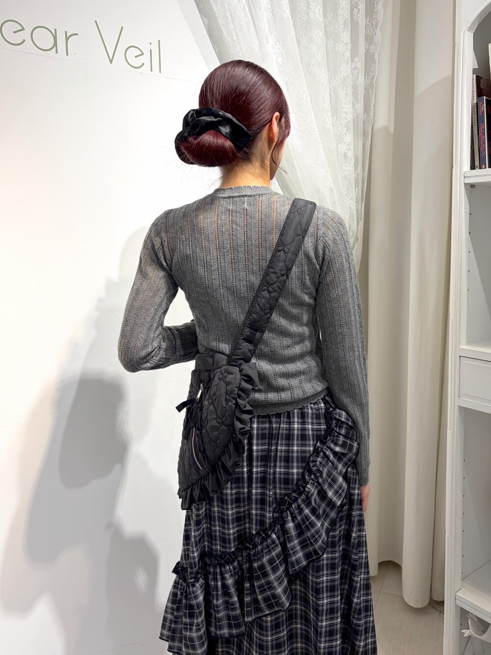 グレー系のニット/セーター、ブラック系のスカート、ブルー系のバレエシューズを着用したレディースの夏コーディネートの4枚目の写真