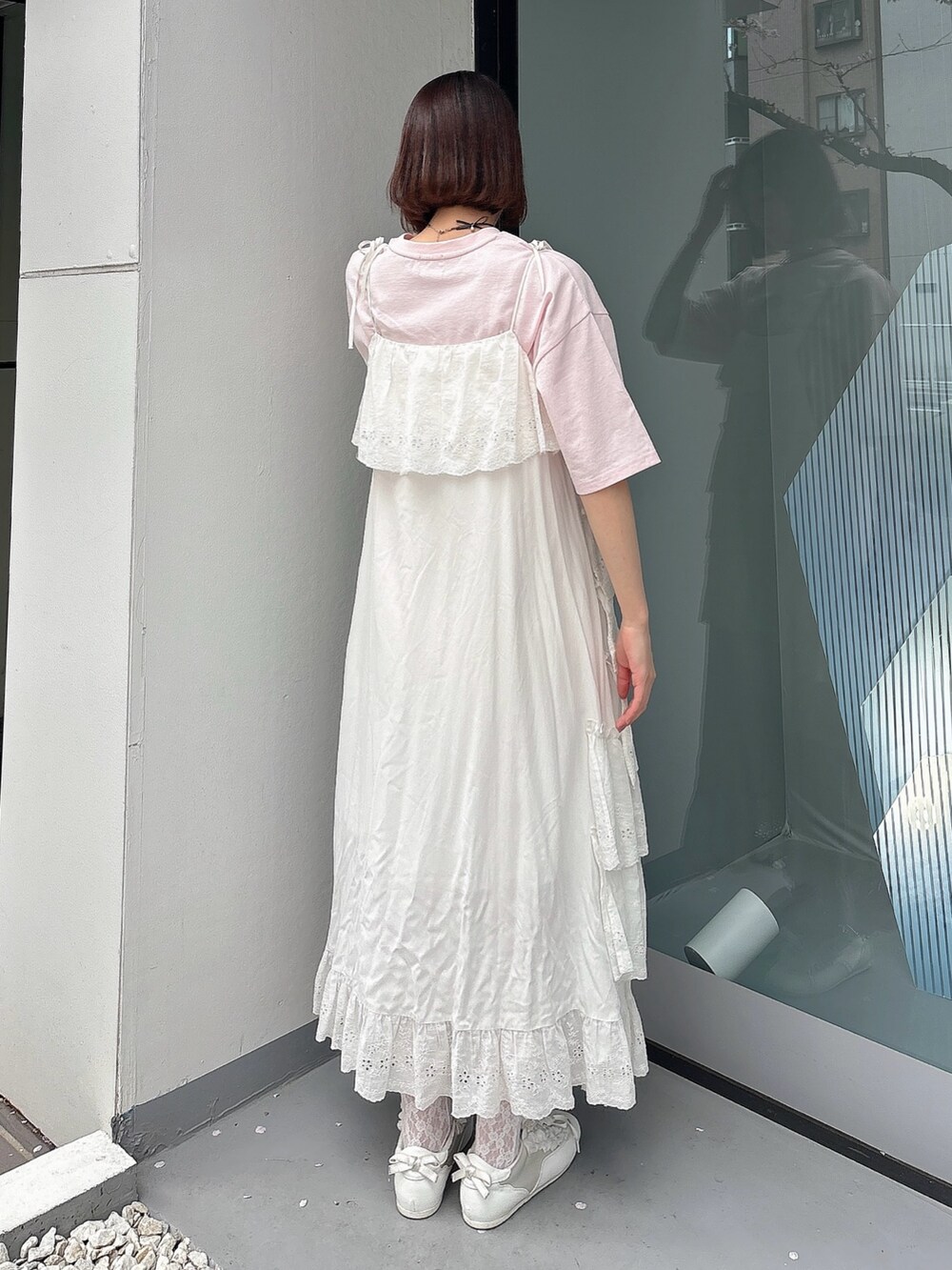ピンク系のTシャツ/カットソー、ホワイト系のワンピース、ホワイト系のスニーカーを着用したレディースの春コーディネートの2枚目の写真
