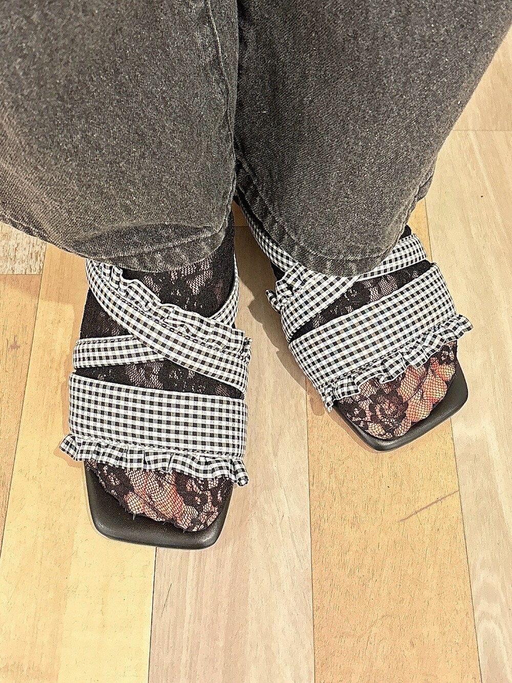 ピンク系のTシャツ/カットソー、ピンク系のTシャツ/カットソー、ブラック系のデニムパンツを着用したレディースの夏コーディネートの6枚目の写真