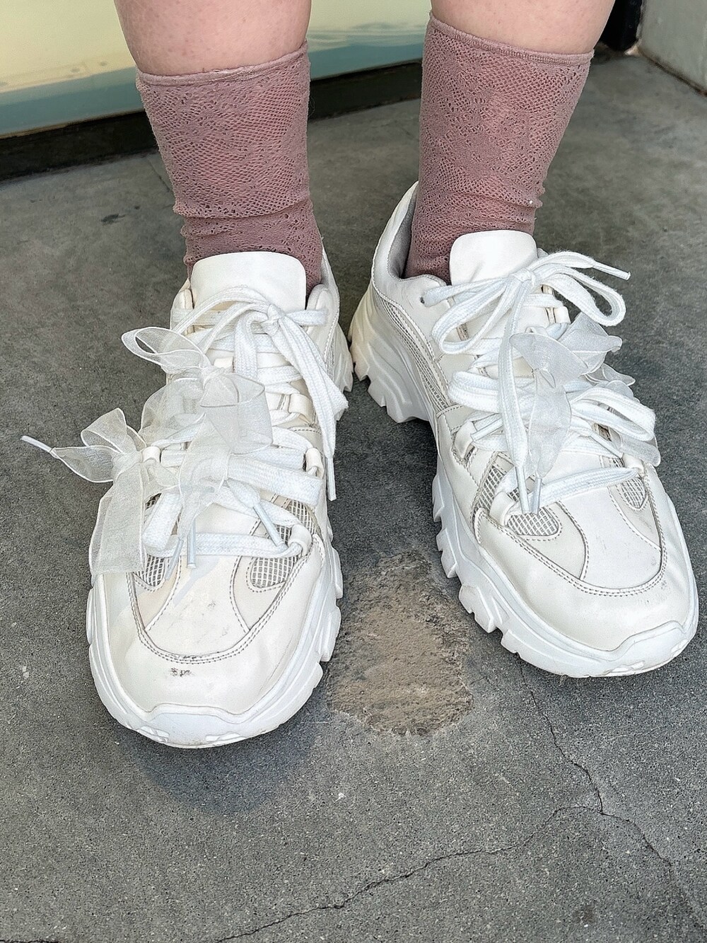 グレー系のスウェット、ホワイト系のスニーカー、ピンク系のレギンス/スパッツを着用したレディースの冬コーディネートの4枚目の写真