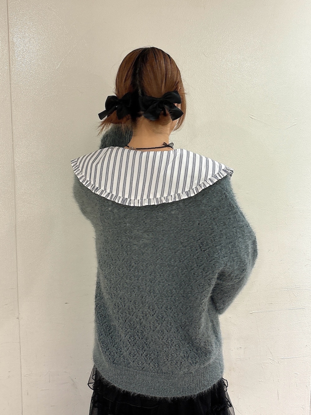 ホワイト系のシャツ/ブラウス、グリーン系のカーディガン/ボレロ、ブラック系のスカートを着用したレディースの夏コーディネートの4枚目の写真