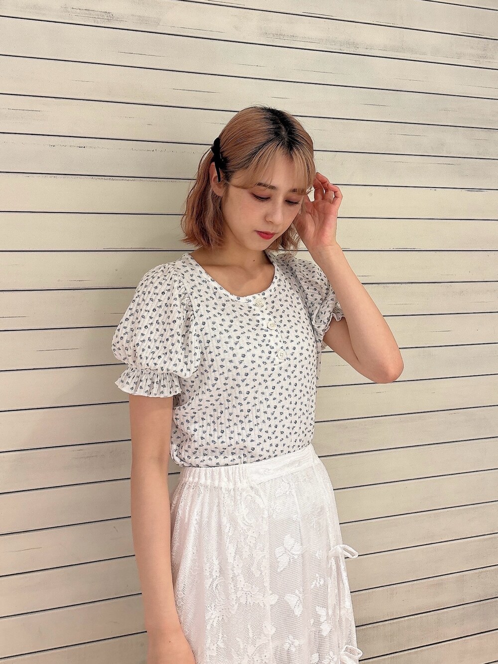 ホワイト系のスカート、ホワイト系のスニーカー、ブルー系のTシャツ/カットソーを着用したレディースの春コーディネートの3枚目の写真